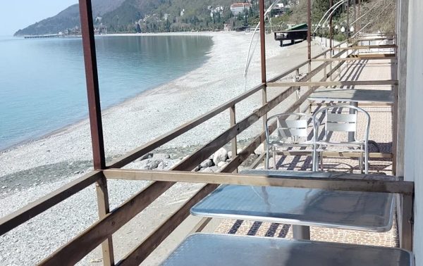 Пляж и море у корпуса «Берег» комплекса «Гагрипш»