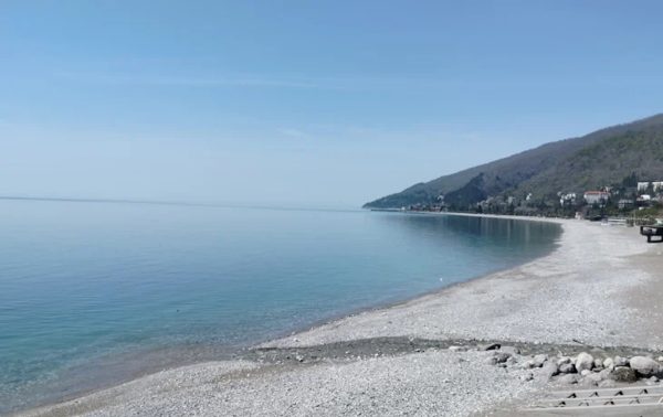Пляж и море у комплекса «Гагрипш» в Гагре — фото 7